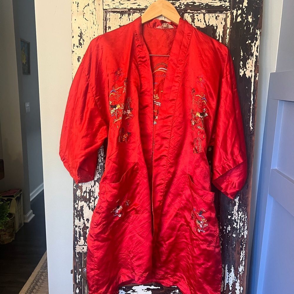 Pearls Red vintage embroidered Chinese Silky robe. Size Medium. - Picture 1 of 7